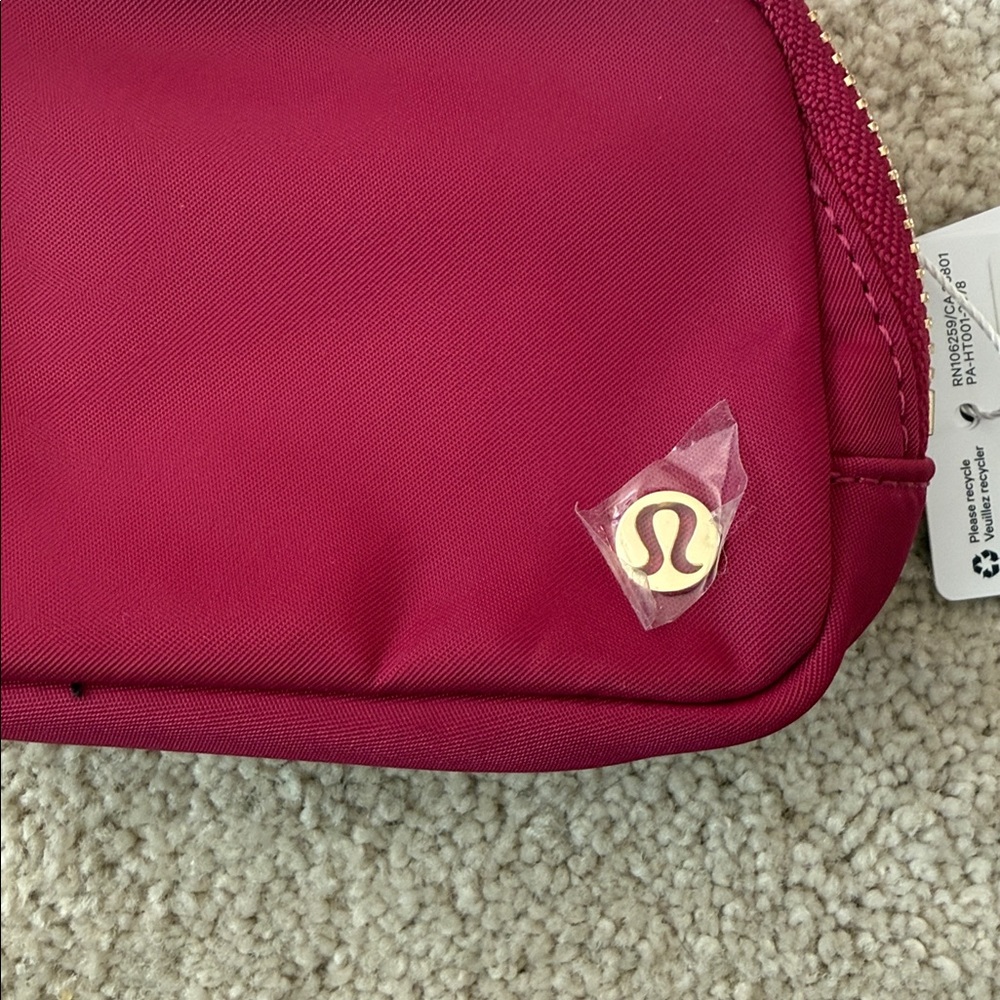 Lululemon everywhere Nano belt bag berry rumble NWT - Picture 3 of 5
